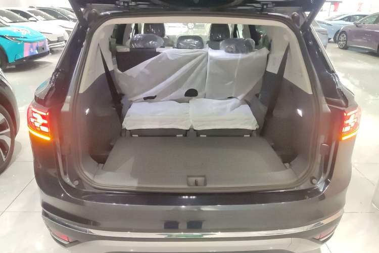 Used Volkswagen ID.6 CROZZ 2022 Long-Range PURE+ Edition Trunk