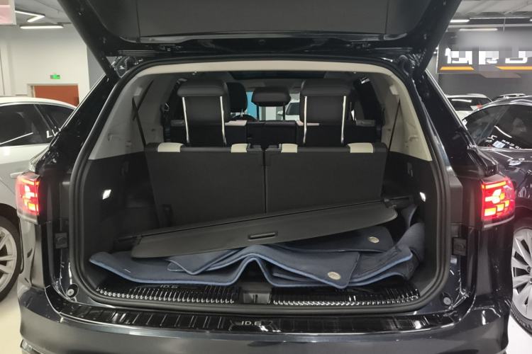 Used Volkswagen ID.6 CROZZ 2022 Long-Range PRO Edition Trunk