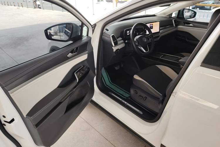 Used Volkswagen ID.6 CROZZ 2022 Standard Range PURE Edition Driver Seat