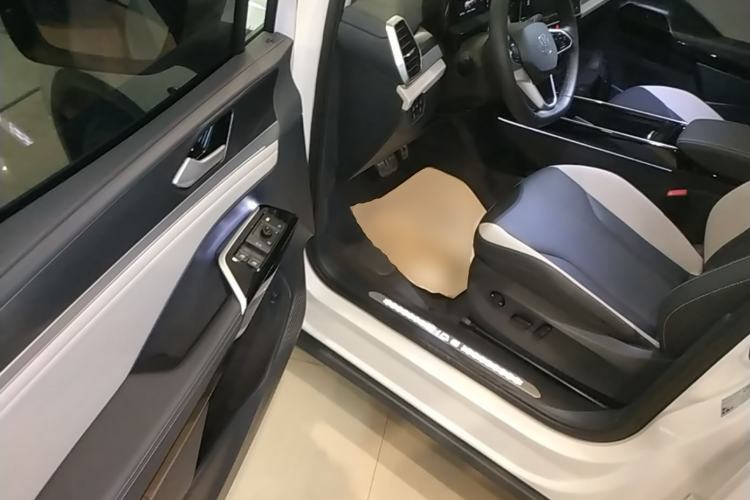 Used Volkswagen ID.6 CROZZ 2022 Long-Range PURE+ Edition Driver Seat