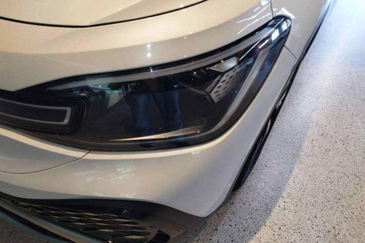 Used Volkswagen ID.6 CROZZ 2022 Long-Range PRO Edition Left Front Headlight