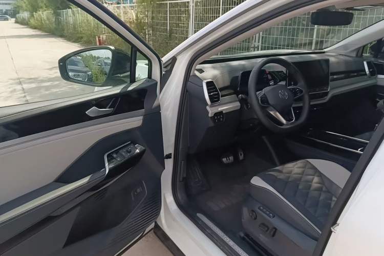 Used Volkswagen ID.6 CROZZ 2022 Long-Range PRO Edition Left Front Seat
