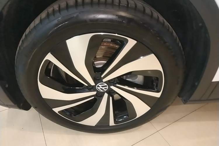 Used Volkswagen ID.6 CROZZ 2022 Long-Range PURE+ Edition Left Front Wheel Hub
