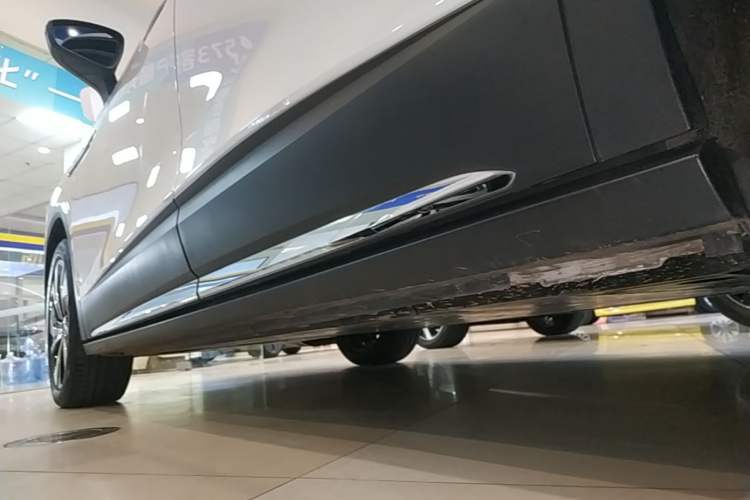 Used Volkswagen ID.6 CROZZ 2022 Long-Range PURE+ Edition Left Side Sill