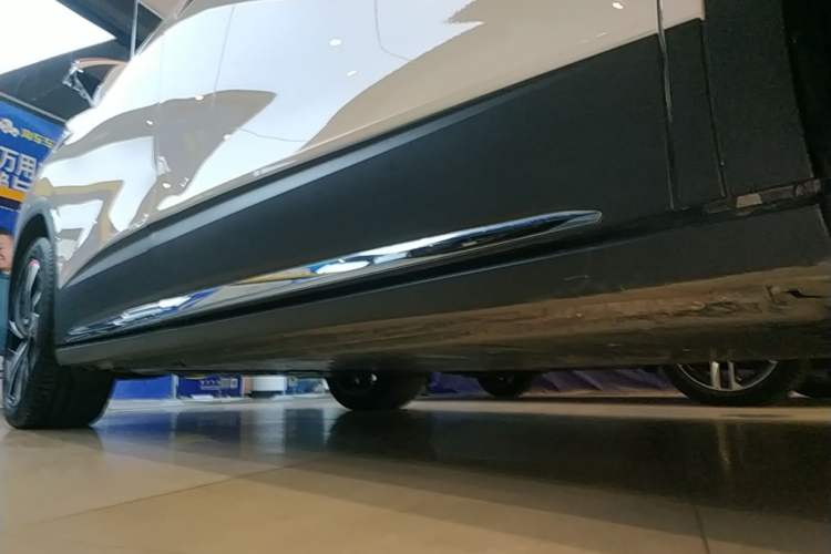 Used Volkswagen ID.6 CROZZ 2022 Long-Range PURE+ Edition Right Side Sill