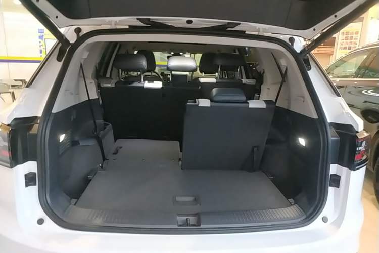 Used Volkswagen ID.6 CROZZ 2022 Long-Range PURE+ Edition Trunk