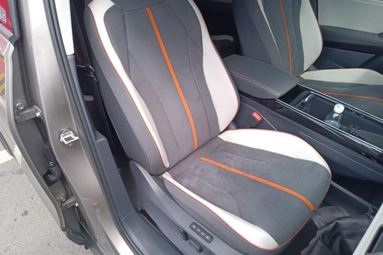 Used Volkswagen ID.6 CROZZ 2022 Long-Range PRO Edition Right Front Seat