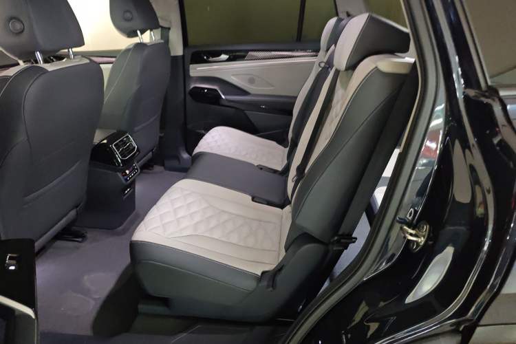 Used Volkswagen ID.6 CROZZ 2024 PRO Model Interior 4