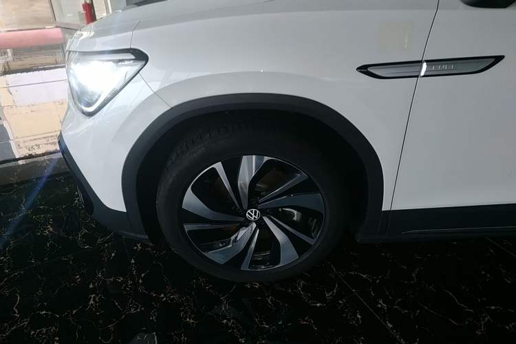 Used Volkswagen ID.6 CROZZ 2024 PURE model Exterior 7