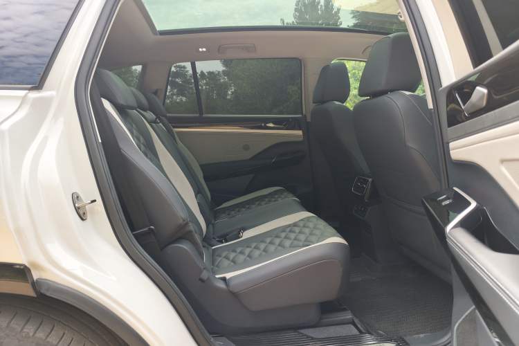 Used Volkswagen ID.6 CROZZ 2024 PRO Model Interior 11