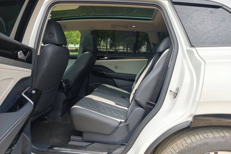 Used Volkswagen ID.6 CROZZ 2024 PRO Model Interior 2