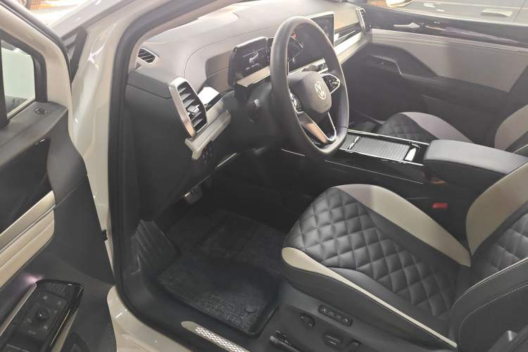 Used Volkswagen ID.6 CROZZ 2024 PRO Model Interior 3