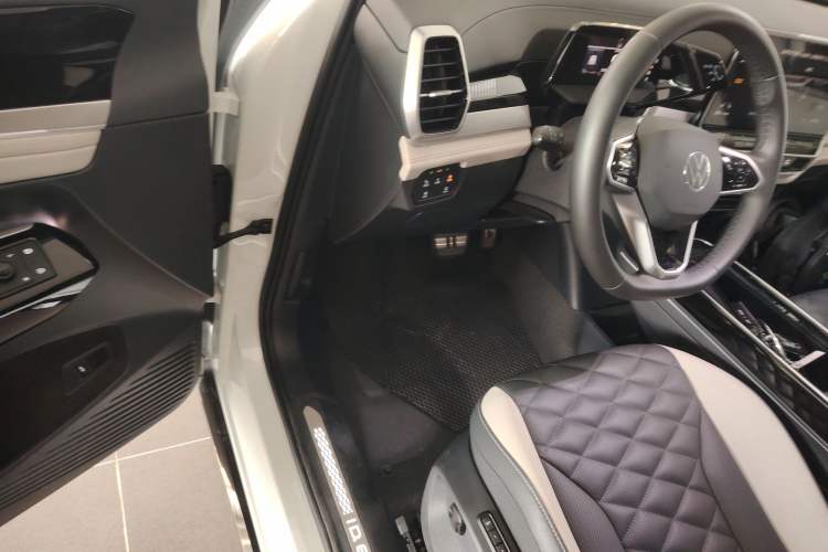 Used Volkswagen ID.6 CROZZ 2024 PRO Model Interior 3