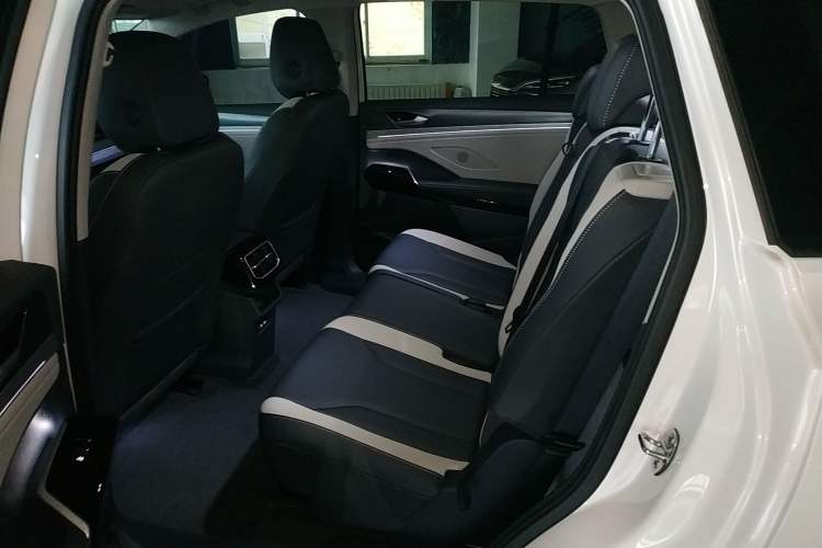 Used Volkswagen ID.6 CROZZ 2024 PURE model Interior 4