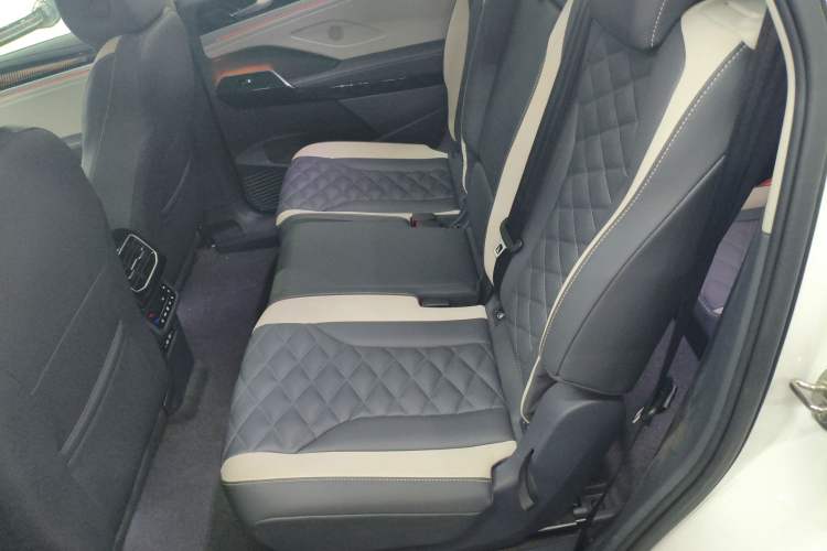 Used Volkswagen ID.6 CROZZ 2024 PRO Model Interior 4