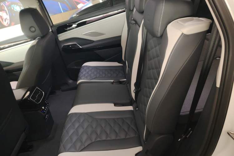 Used Volkswagen ID.6 CROZZ 2024 PRO Model Interior 4