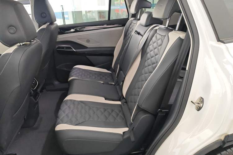 Used Volkswagen ID.6 CROZZ 2024 PRO Model Interior 4