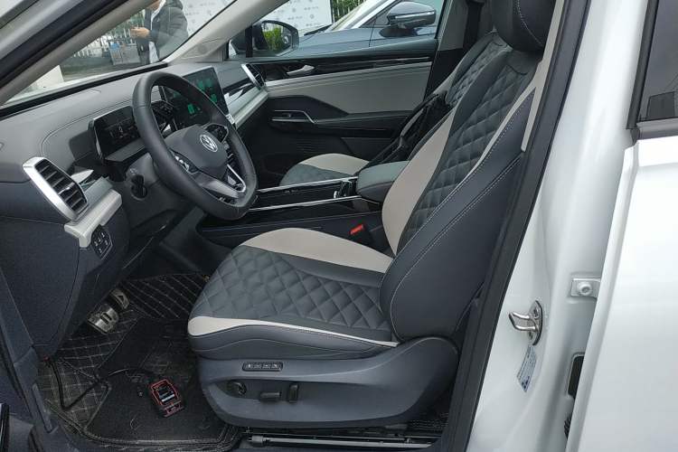 Used Volkswagen ID.6 CROZZ 2024 PRO Model Left Front Seat
