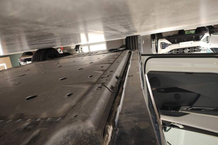 Used Volkswagen ID.6 CROZZ 2024 PRO Model Left Side Sill