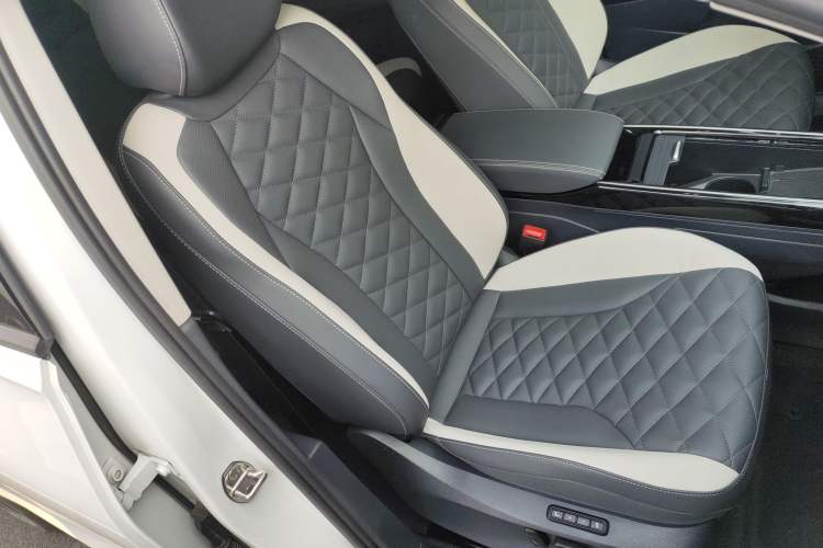 Used Volkswagen ID.6 CROZZ 2024 Facelifted PRO Right Front Seat
