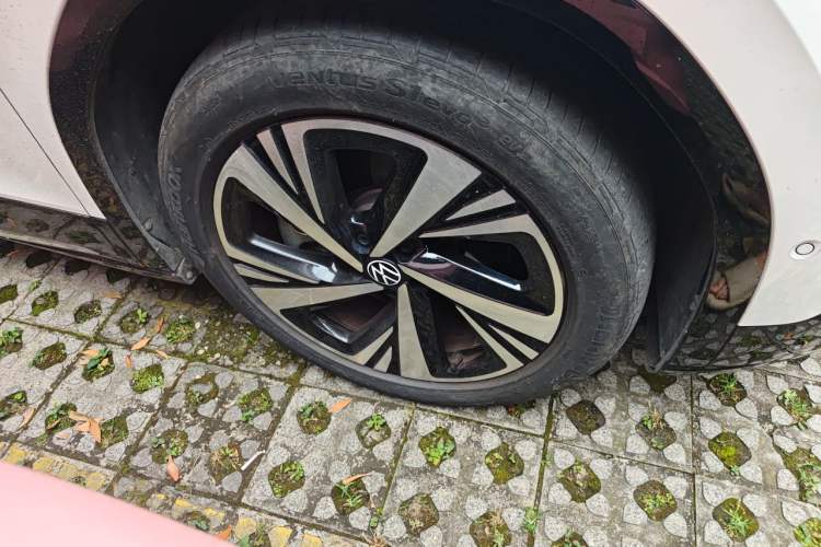 Used Volkswagen ID.6 CROZZ 2024 PRO Model Right Front Wheel Hub