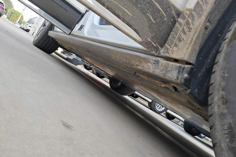 Used Volkswagen ID.6 CROZZ 2024 PRO Model Right Side Sill