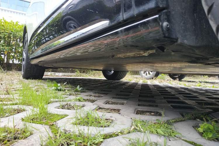 Used Volkswagen ID.6 CROZZ 2024 PRO Model Right Side Sill