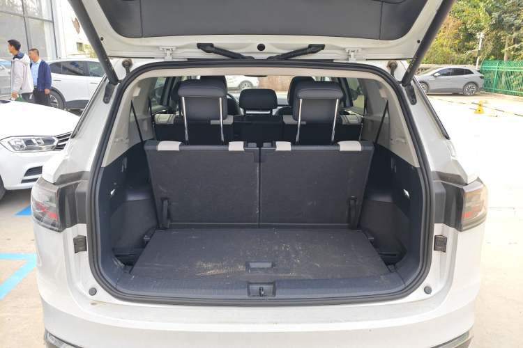Used Volkswagen ID.6 CROZZ 2024 PRO Model Trunk