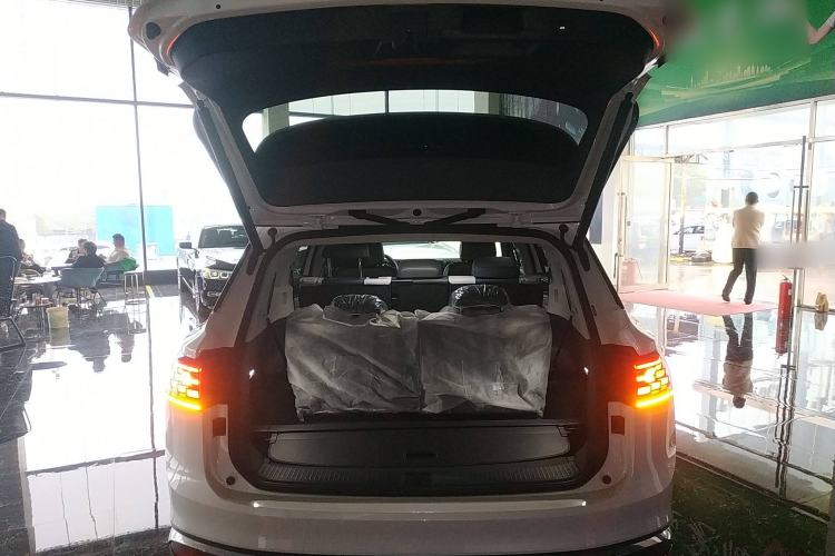Used Volkswagen ID.6 CROZZ 2024 PURE model Trunk