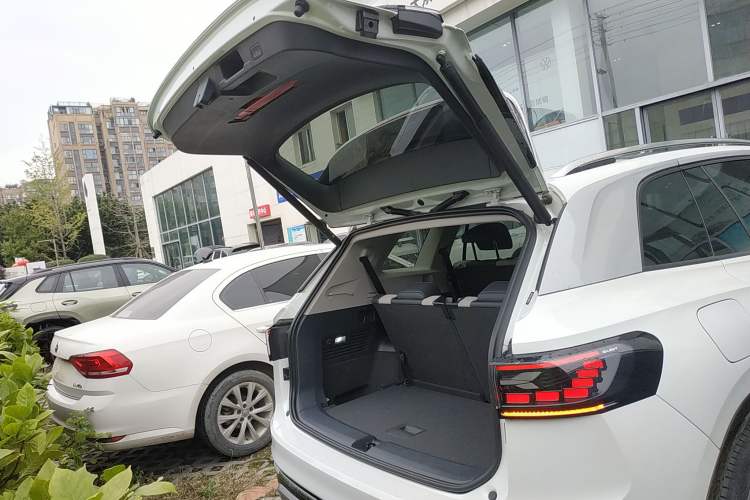 Used Volkswagen ID.6 CROZZ 2024 PRO Model Trunk