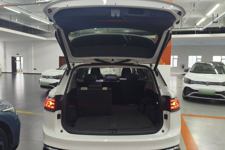 Used Volkswagen ID.6 CROZZ 2024 PRO Model Trunk