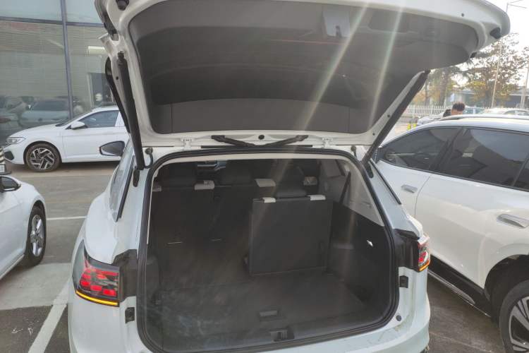 Used Volkswagen ID.6 CROZZ 2024 Facelifted PRO Trunk