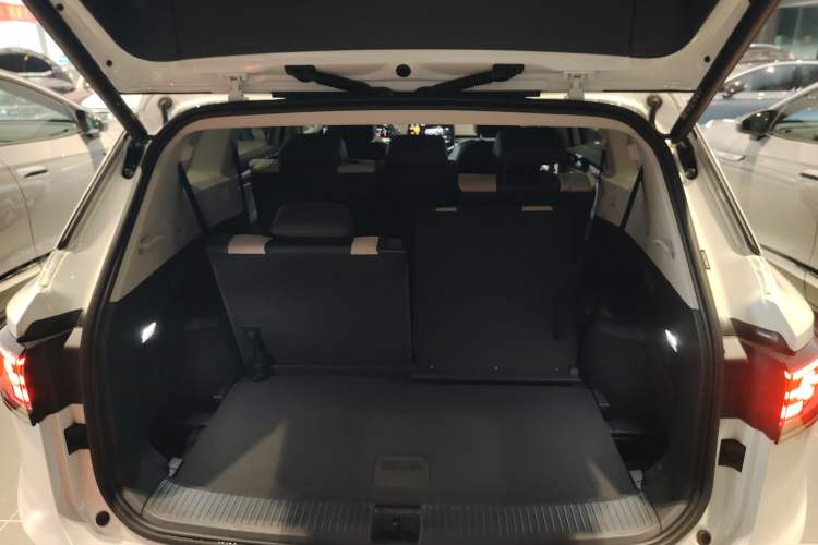 Used Volkswagen ID.6 CROZZ 2024 PRO Model Trunk
