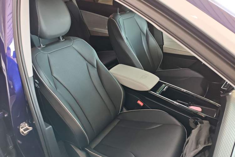 Used Volkswagen ID.6 X 2021 Pure Edition Right Front Seat