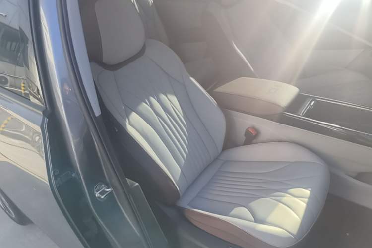 Used Volkswagen ID.6 X 2021 Pro Smart Long-Range Edition Right Front Seat