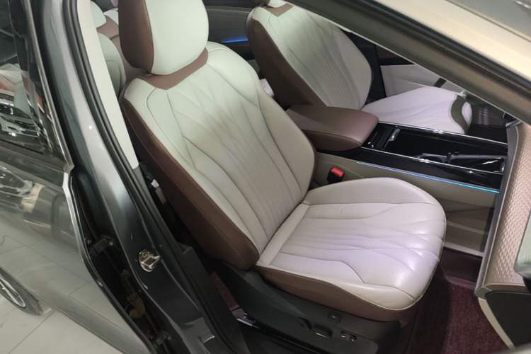 Used Volkswagen ID.6 X 2021 Pro Smart Long-Range Edition Right Front Seat