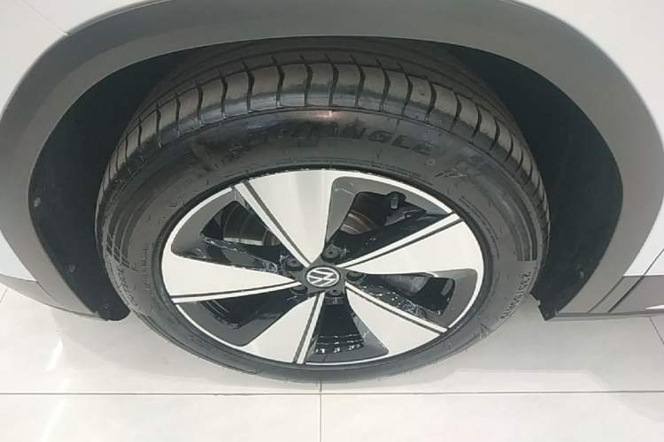 Used Volkswagen ID.6 X 2021 Pure Edition Left Front Wheel Hub