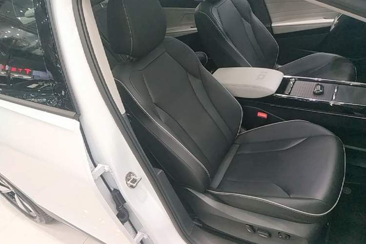 Used Volkswagen ID.6 X 2021 Pure Edition Right Front Seat