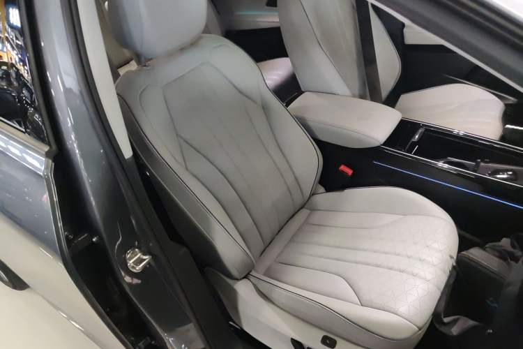 Used Volkswagen ID.6 X 2022 Kinergy Four-Wheel Drive Edition Right Front Seat