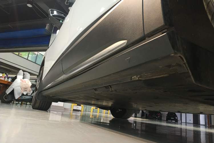 Used Volkswagen ID.6 X 2022 Kinergy Four-Wheel Drive Edition Left Side Sill