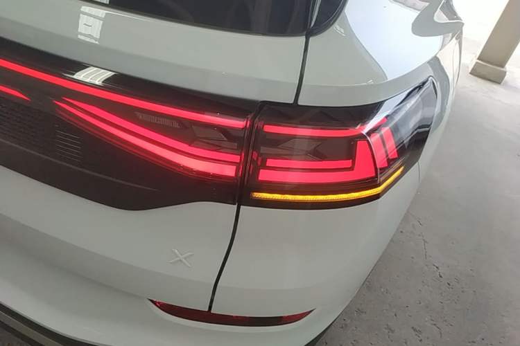 Used Volkswagen ID.6 X 2022 Kinergy Four-Wheel Drive Edition Right Rear Taillight