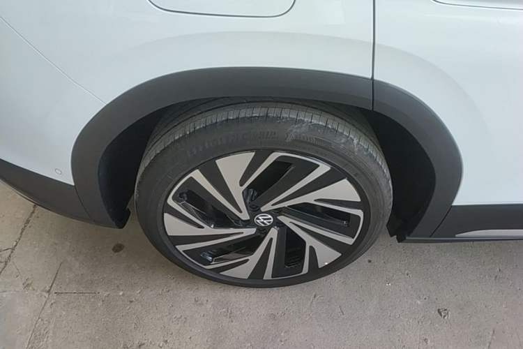 Used Volkswagen ID.6 X 2022 Kinergy Four-Wheel Drive Edition Right Rear Wheel Hub