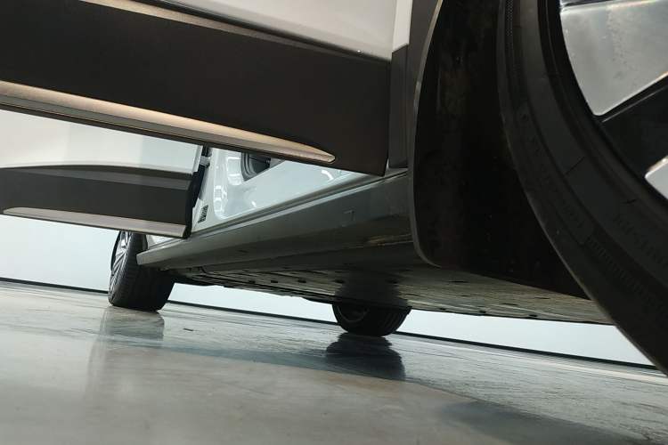Used Volkswagen ID.6 X 2022 Kinergy Four-Wheel Drive Edition Right Side Sill