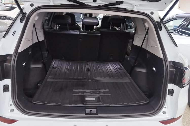 Used Volkswagen ID.6 X 2022 Pure Edition Trunk