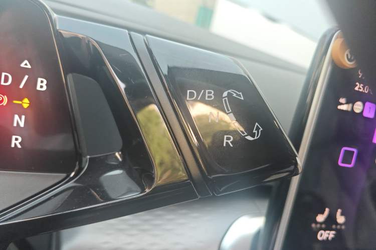 Used Volkswagen ID.6 X 2023 Ultra-Intelligent Long-Range Version Gear Lever