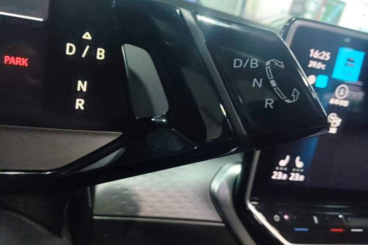 Used Volkswagen ID.6 X 2023 Ultra-Intelligent Long-Range Version Gear Lever