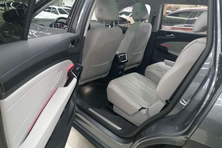 Used Volkswagen ID.6 X 2023 Ultra-Intelligent Long-Range Version Interior 4