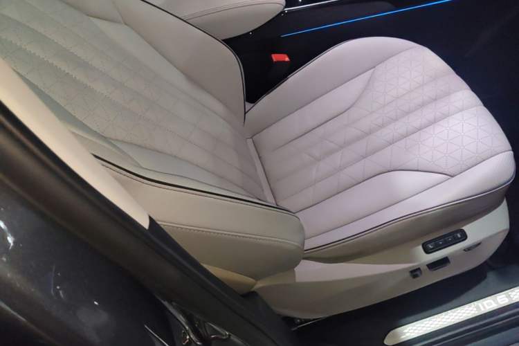 Used Volkswagen ID.6 X 2023 Ultra-Intelligent Long-Range Version Right Front Seat