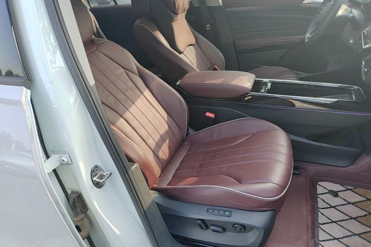 Used Volkswagen ID.6 X 2023 Ultra-Intelligent Long-Range Version Right Front Seat
