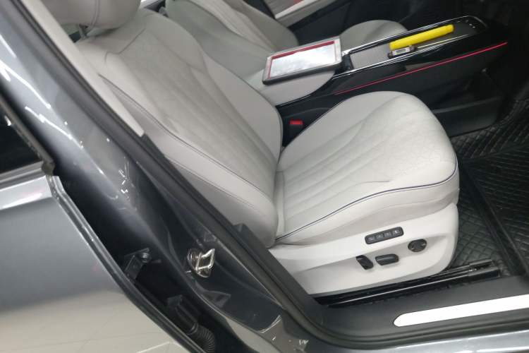 Used Volkswagen ID.6 X 2023 Ultra-Intelligent Long-Range Version Right Front Seat